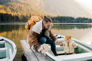 un homme en voyage avec son bébé