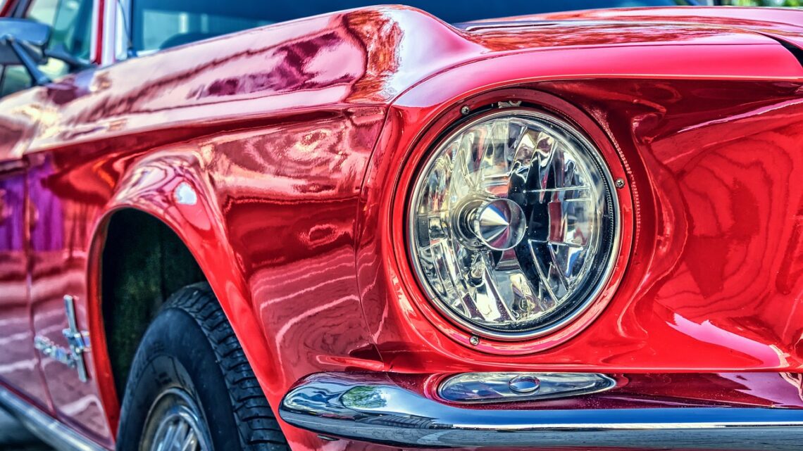 Découvrez le V8 Hotel Motorworld : un paradis automobile à Stuttgart, en Allemagne
