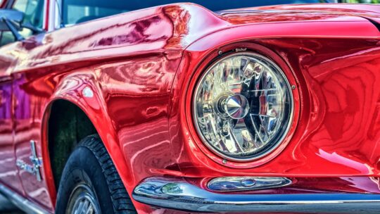 Découvrez le V8 Hotel Motorworld : un paradis automobile à Stuttgart, en Allemagne